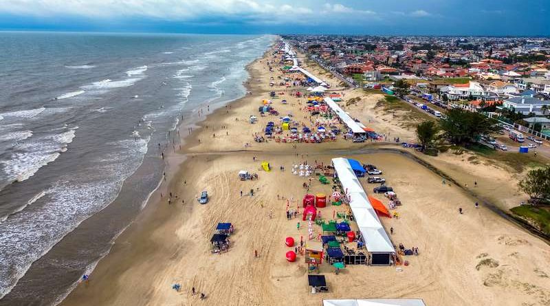 Maior churrasco de praia do mundo reúne 150 mil pessoas