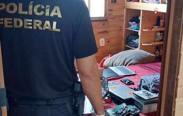 Polícia Federal faz operação contra suspeito de armazenar material de abuso infantil no Litoral