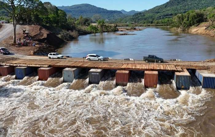 Ponte é destruída novamente pelas chuvas em cidade do RS