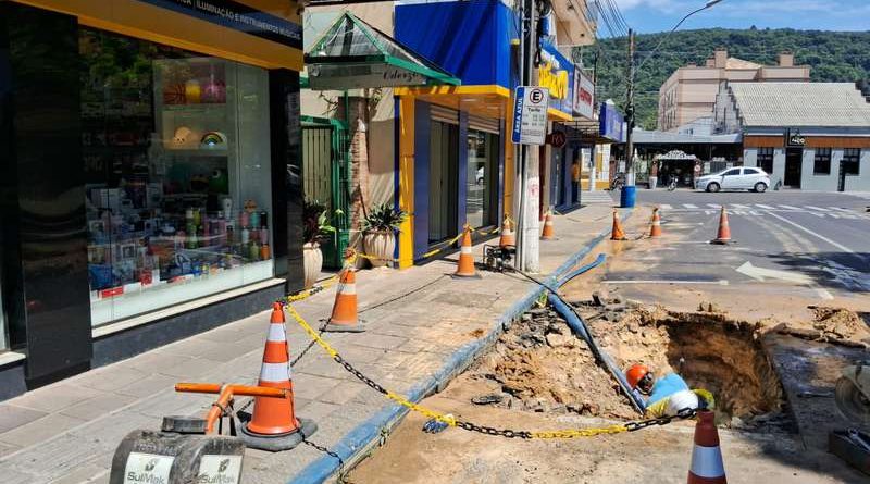 Rompimento de rede de água deixa Centro de Osório sem abastecimento