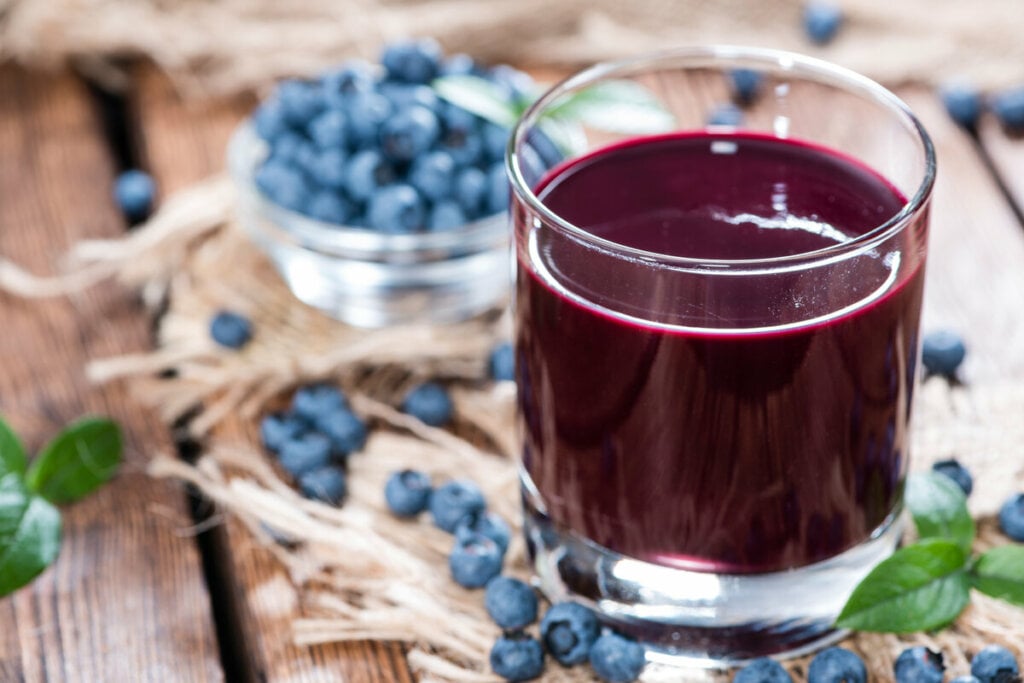 Copo de vidro com suco roxo de mirtilo 