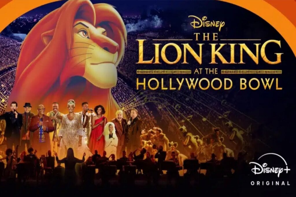 Pôster do evento musical "The Lion King at the Hollywood Bowl", com personagens e cenários icônicos da franquia celebrando o 30º aniversário do clássico