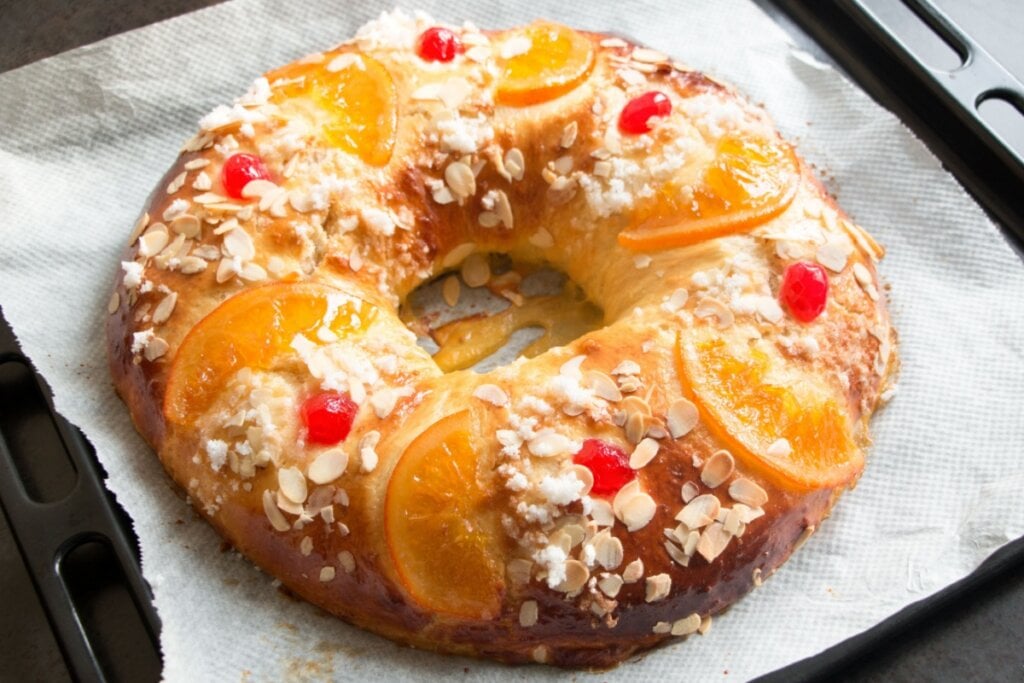 bolo redondo coberto de cereja, laranja e amêndoas