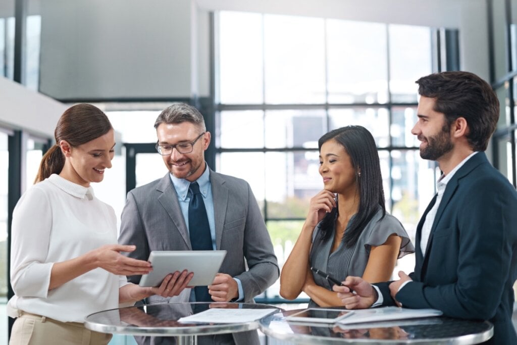 Quatro colegas de trabalho conversando