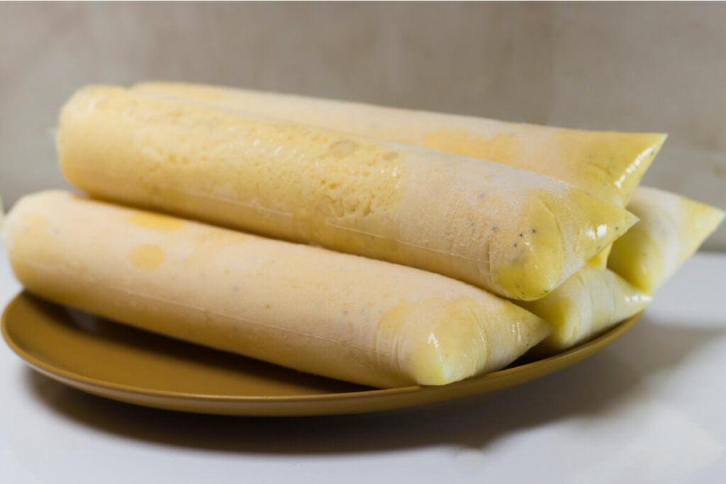 Prato dourado com geladinhos de maracujá empilhados