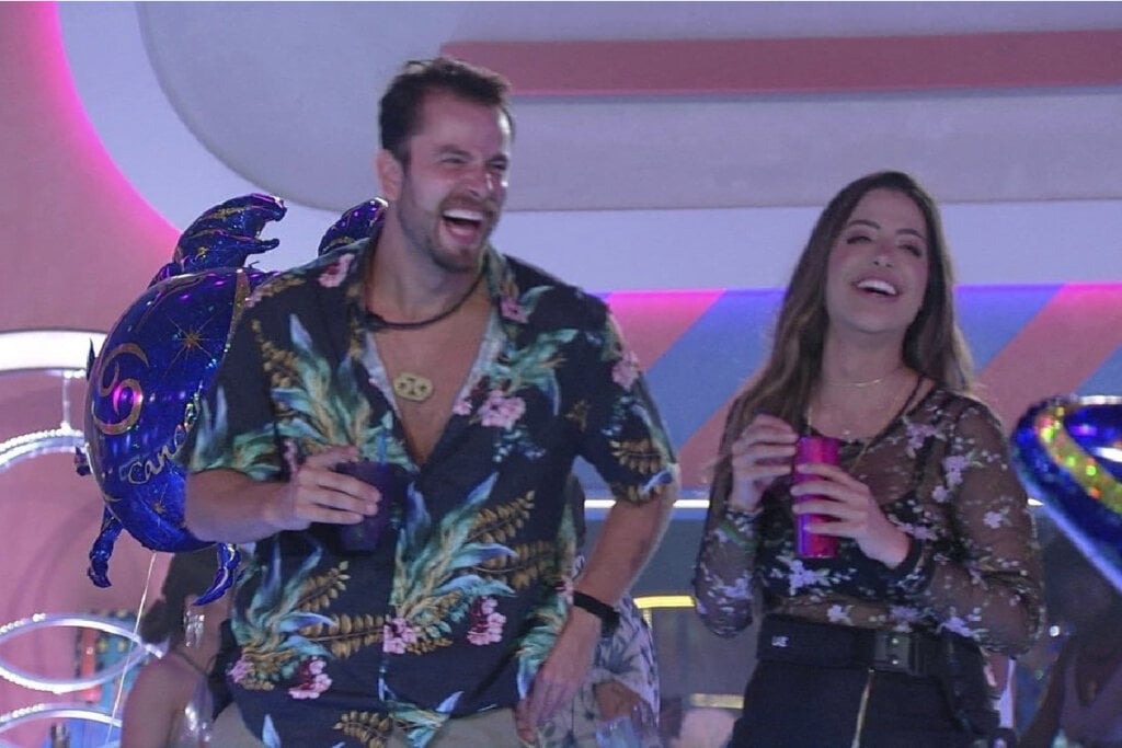 Laís e Gustavo, do BBB 22, sorrindo em festa do reality