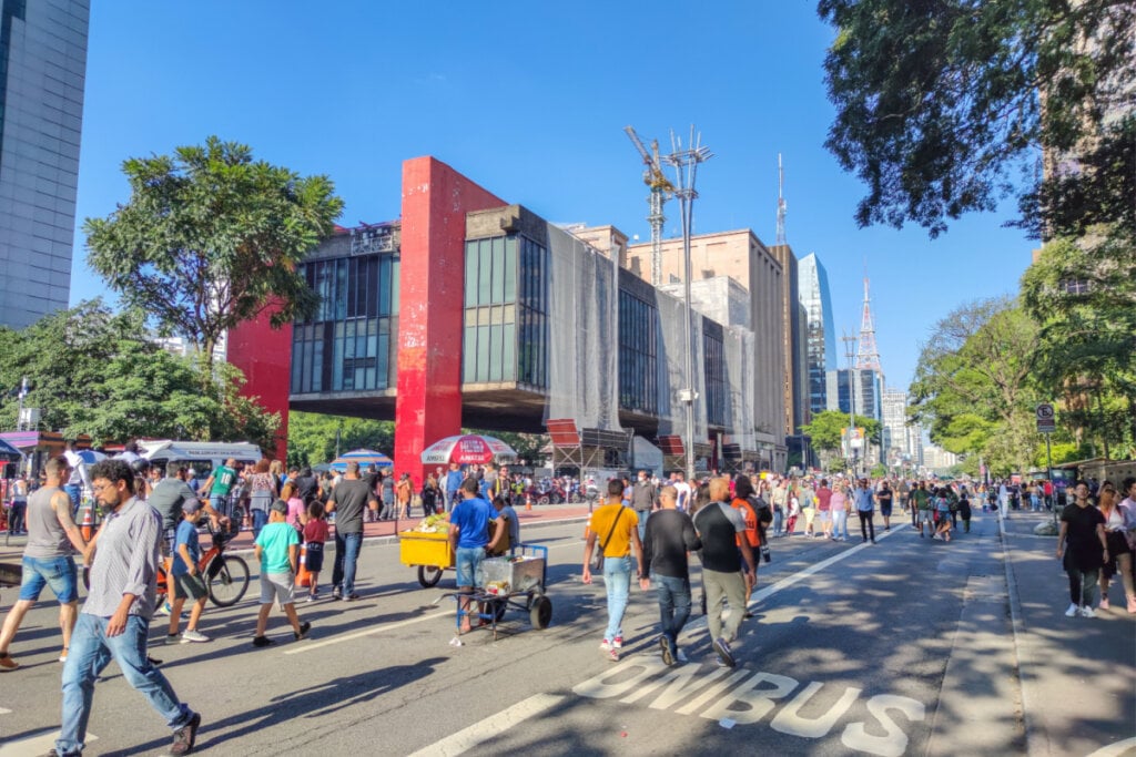 Avenida Paulista com MASP e pessoas na rua 