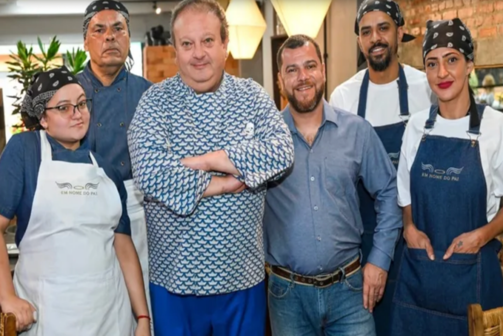 Erick Jacquin posando ao lado de uma equipe de restaurante