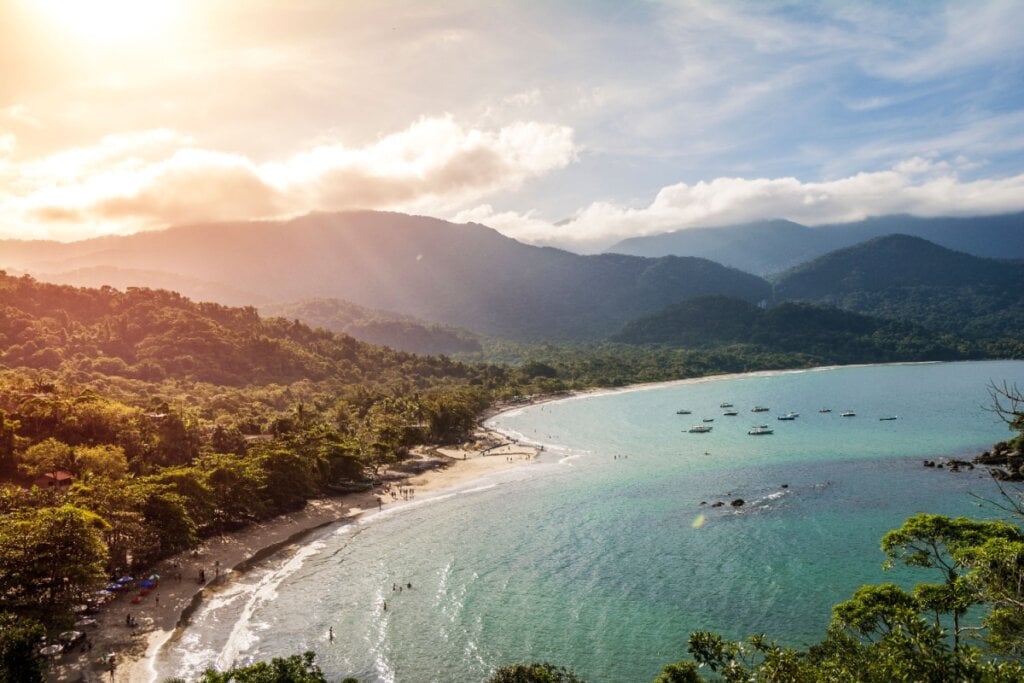 Vista aérea da Praia de Castelhanos, em Ilhabela