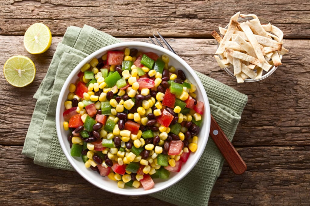 tigela com salada de feijão preto e milho