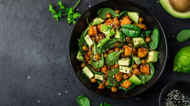 7 saladas ricas em proteínas para começar a semana