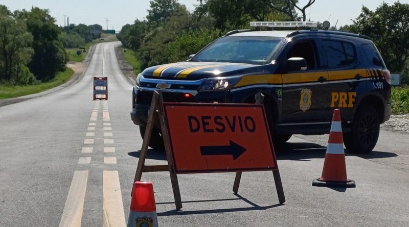 Acidente com carreta bloqueia BR-290