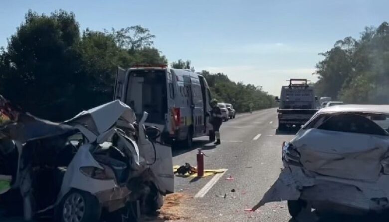 Atualizada: colisão envolve ônibus e cinco carros na Freeway