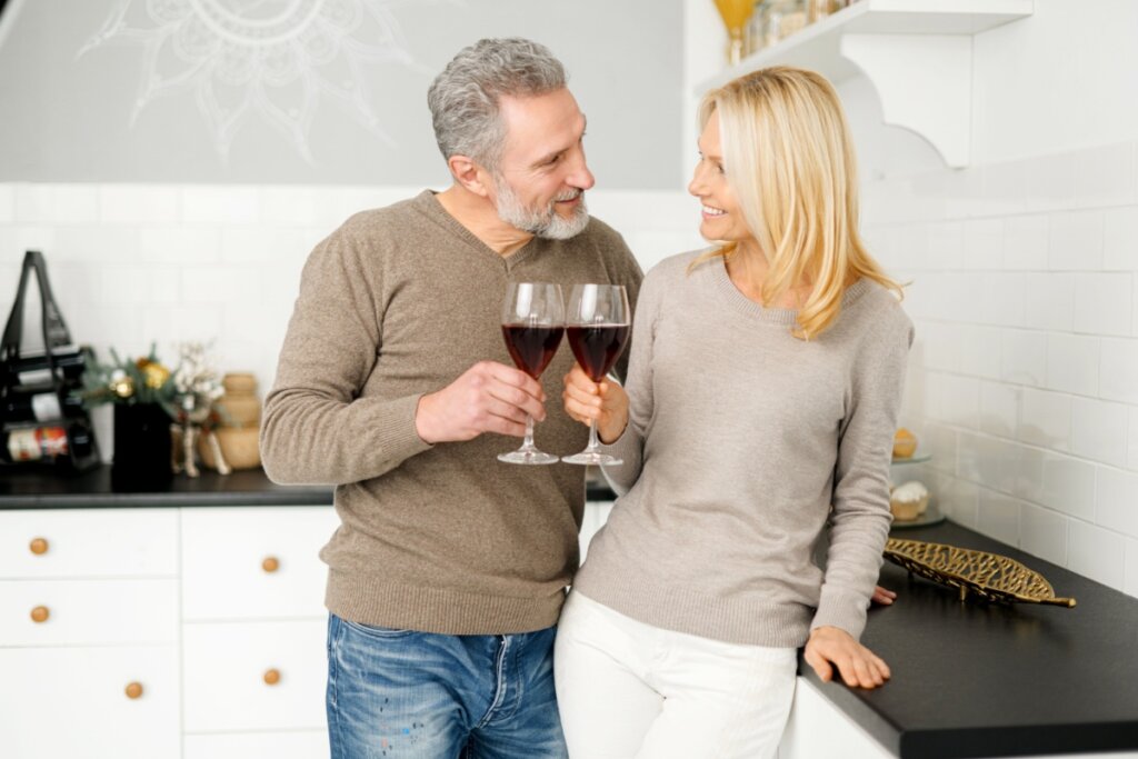 Homem e mulher brindando com duas taças de vinho 