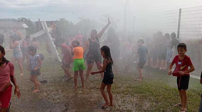 Bombeiros levam alegria e alívio do calor para crianças em escola de Osório