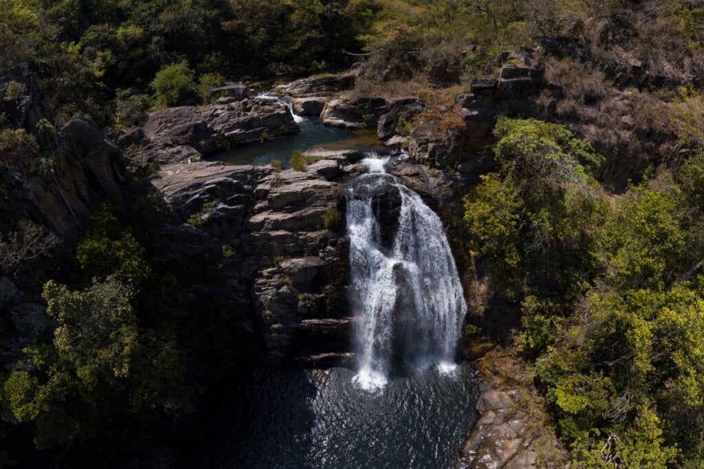 Imagem de cima da queda d'água da Cachoeira do Lobo