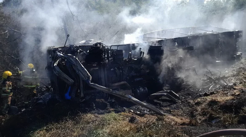 Caminhão tomba e pega fogo na Freeway