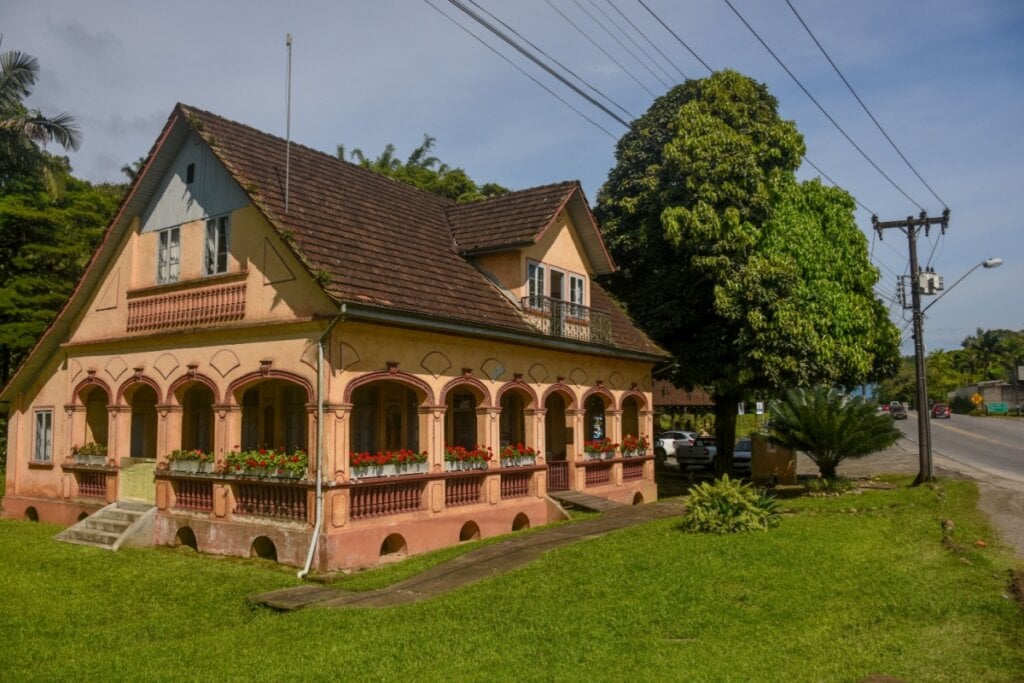 Fachada de uma casa com estilo enxaimel em Joinville