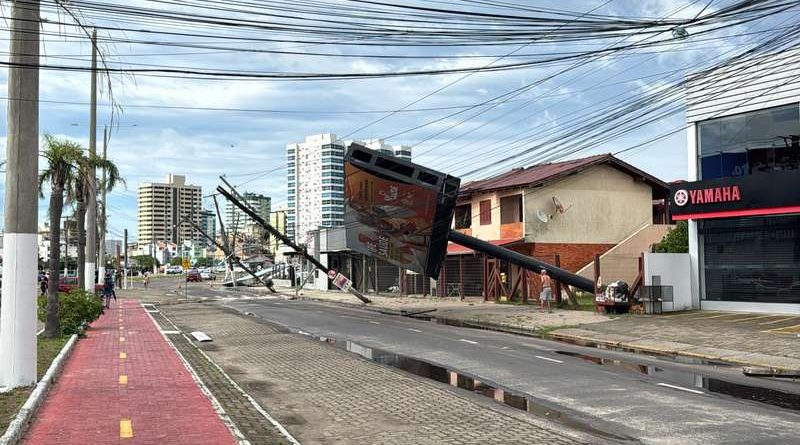 Vendaval arrasa Imbé que declara emergência: cenário de guerra