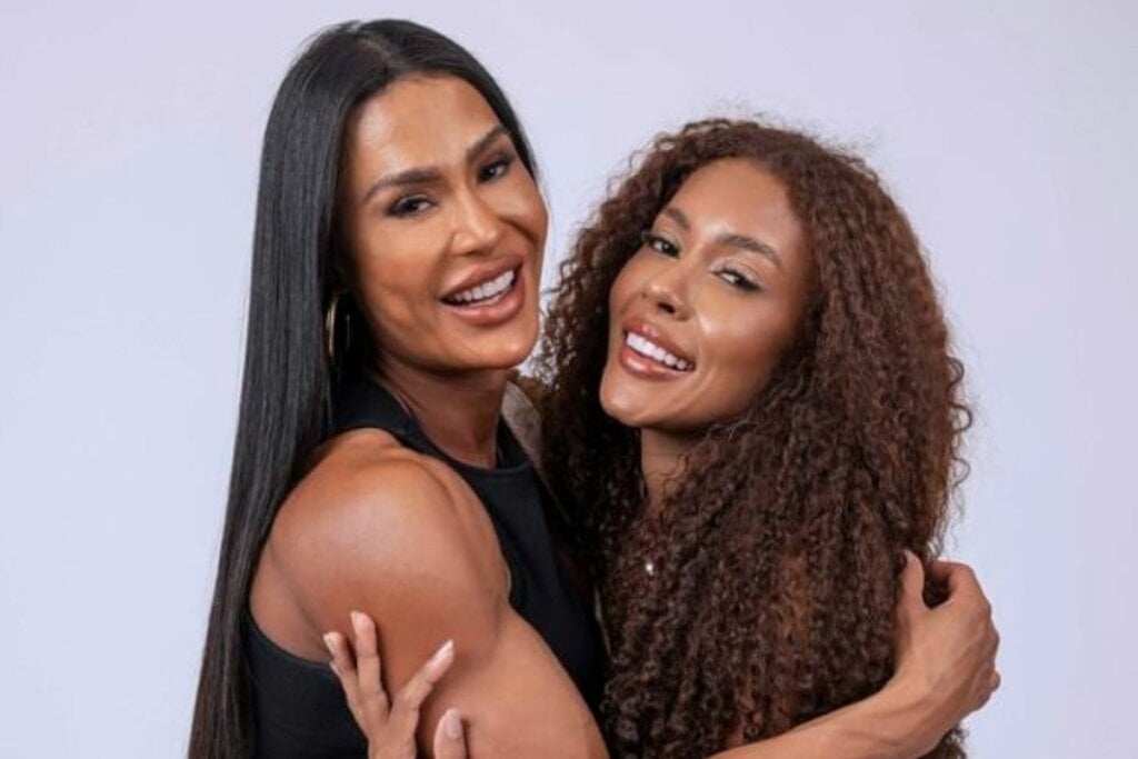 Gracyanne Barbosa e Giovanna lado a lado  e sorrindo