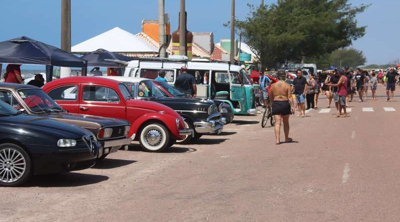 Mais de 200 carros antigos transformam Atlântida Sul no paraíso retrô