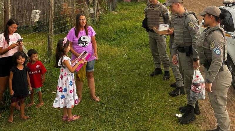 Menina sonha em ser policial e tem aniversário surpresa da Brigada Militar em Tramandaí