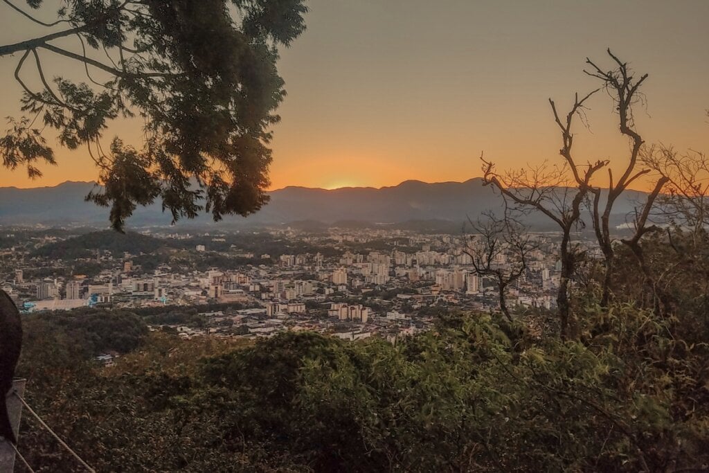 Vista do por dos sol no Mirante de Joinville