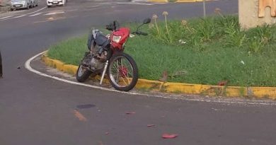 Motociclista é levado ao hospital após colisão em rótula de Osório