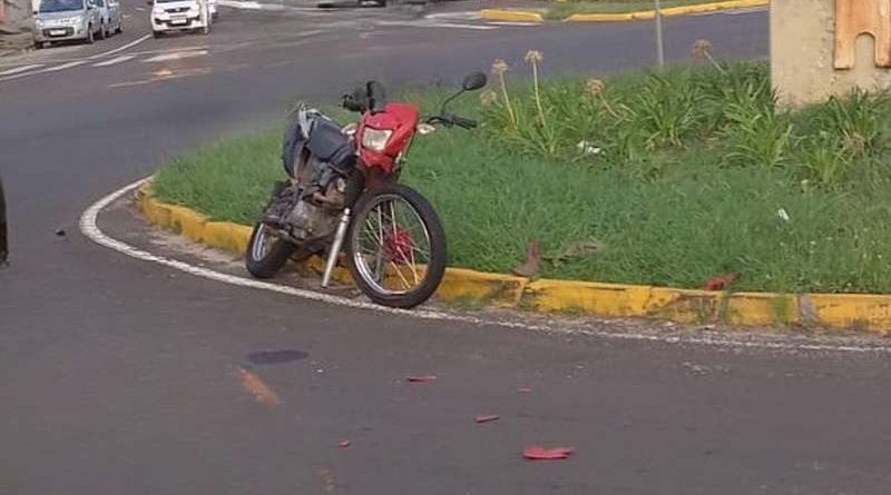 Motociclista é levado ao hospital após colisão em rótula de Osório