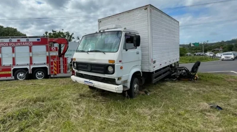 Motociclista morre em violenta colisão com caminhão na rótula da ERS-474