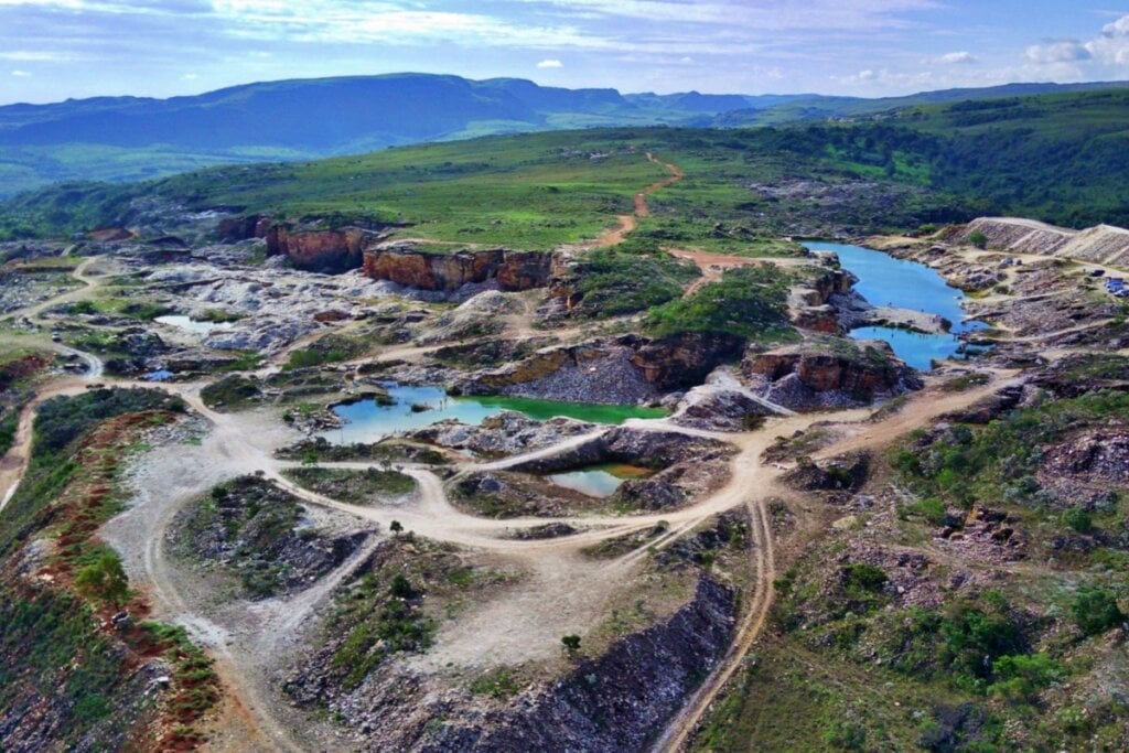 Imagem área da Pedreira Lagoa Azul em Capitólio, diversos montes com pequenos lagos 