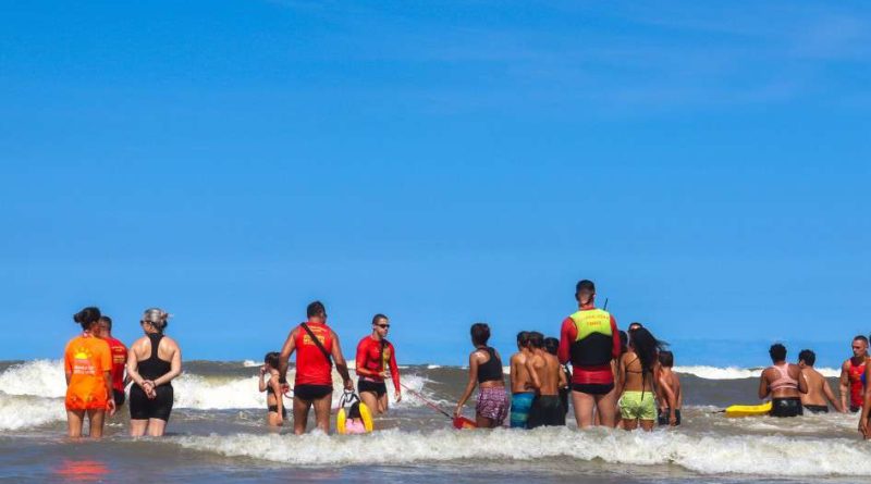 Programa leva jovens carentes para dia de lazer na praia