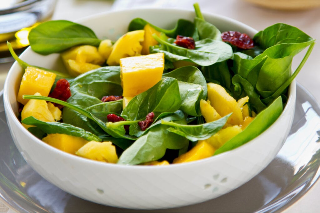 Salada de manga e abacaxi com espinafre e cranberries secas