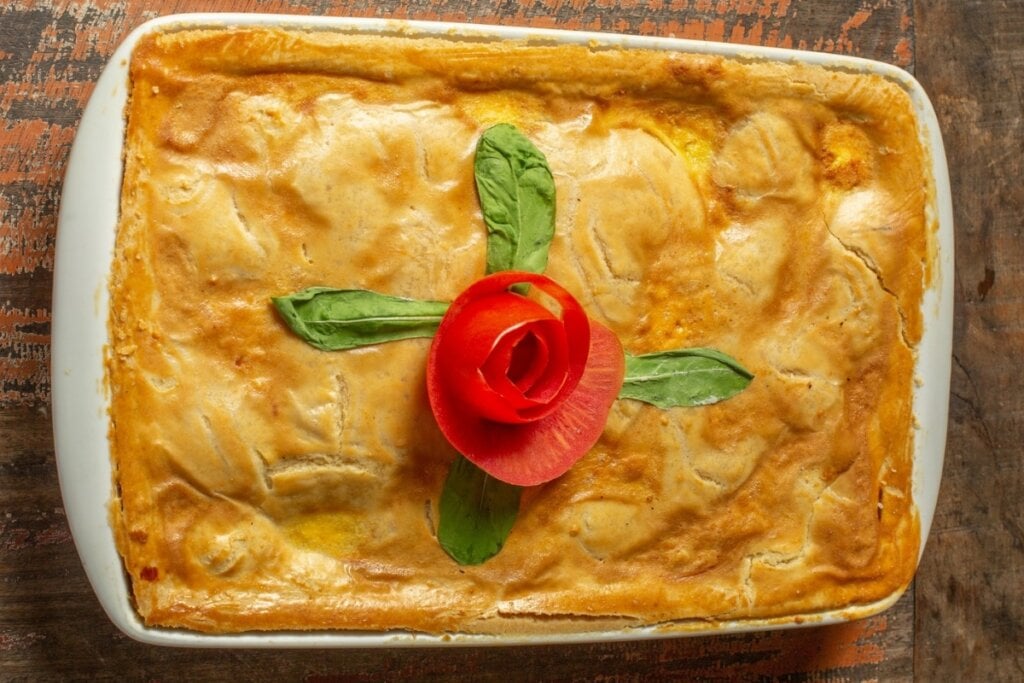 Travessa branca com torta decorada com flor de tomate