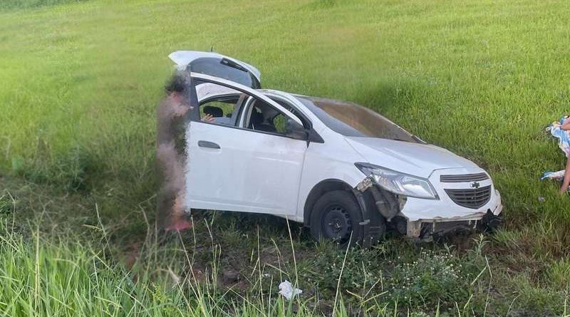 Veículo sai da pista e capota na BR-101 em Osório