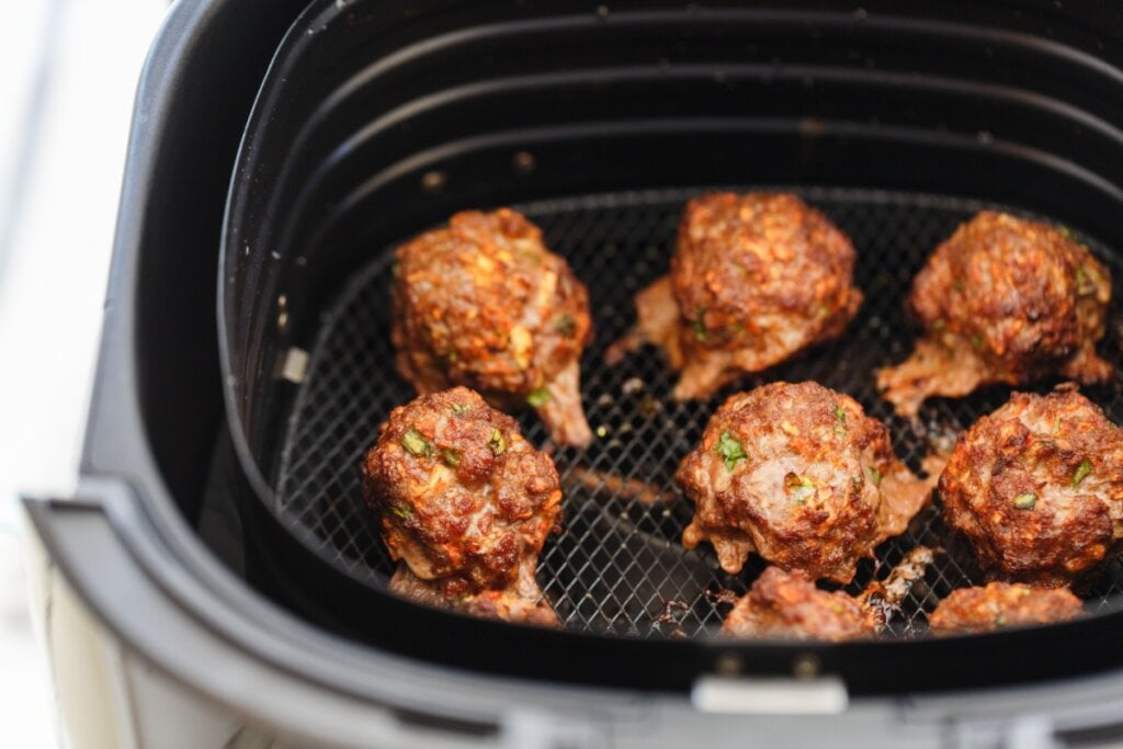 Almôndegas na cesta da air fryer 