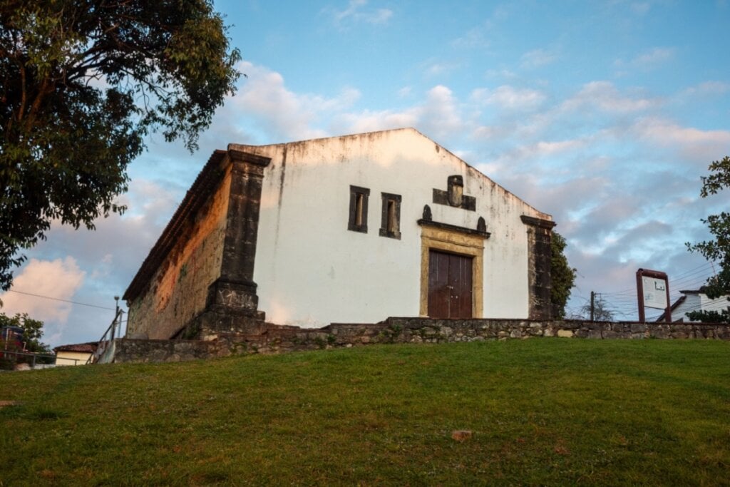 imagem da Casa da pólvora com paredes brancas