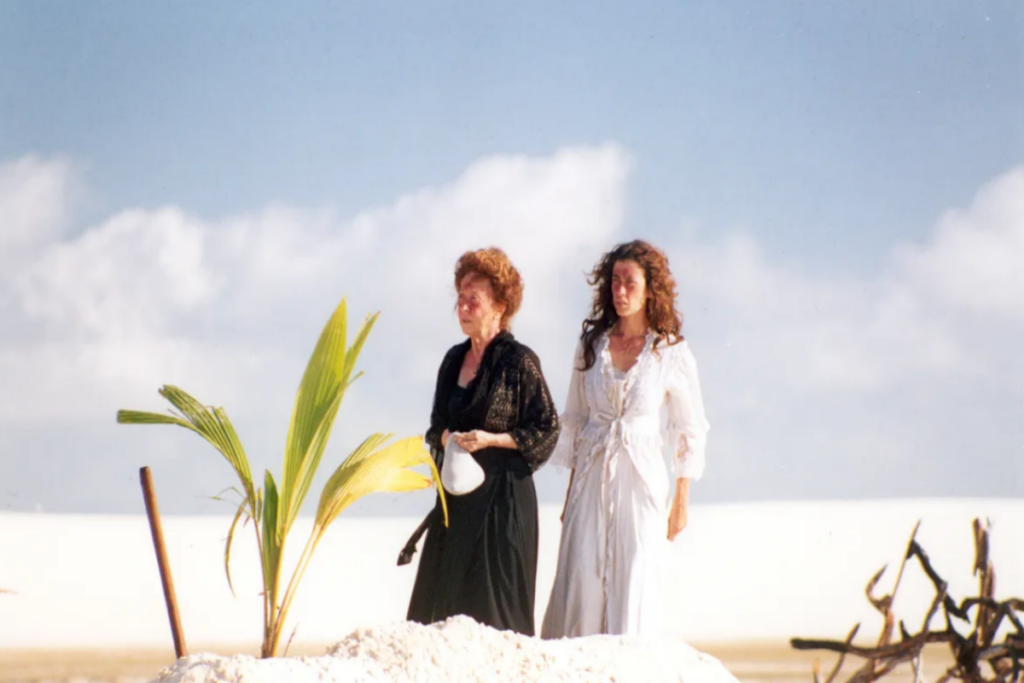 Mãe e filha andando nas dunas dos Lençóis Maranhenses 