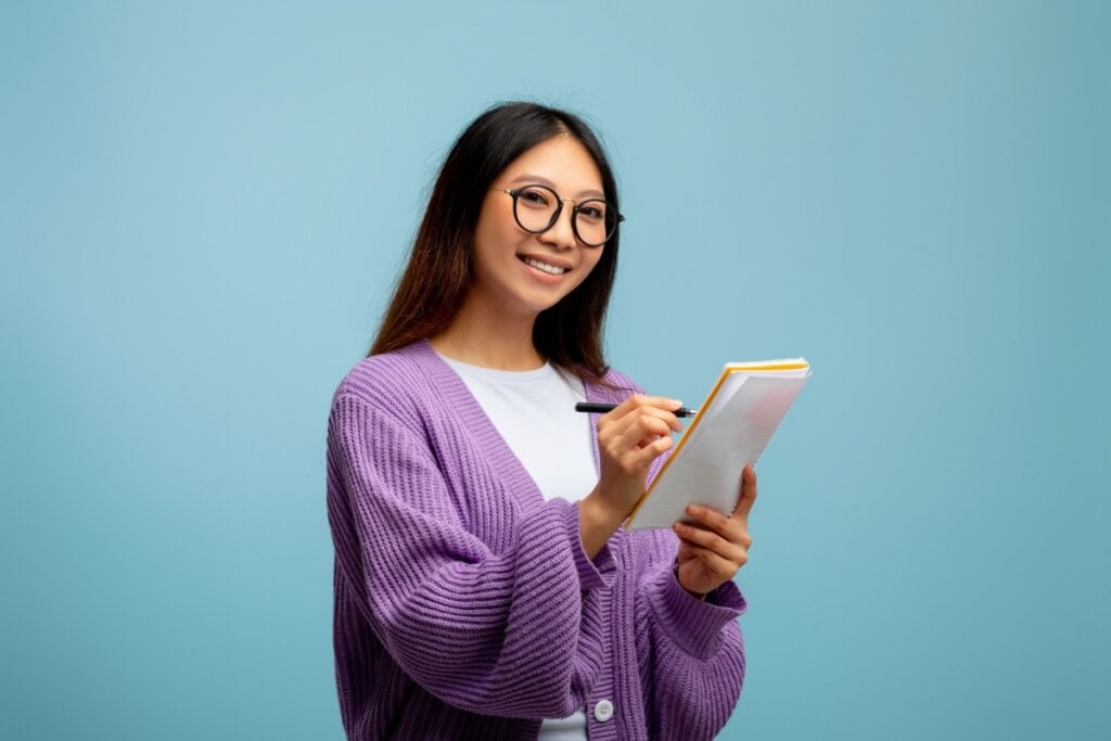 Jovem estudante fazendo lista de estudos