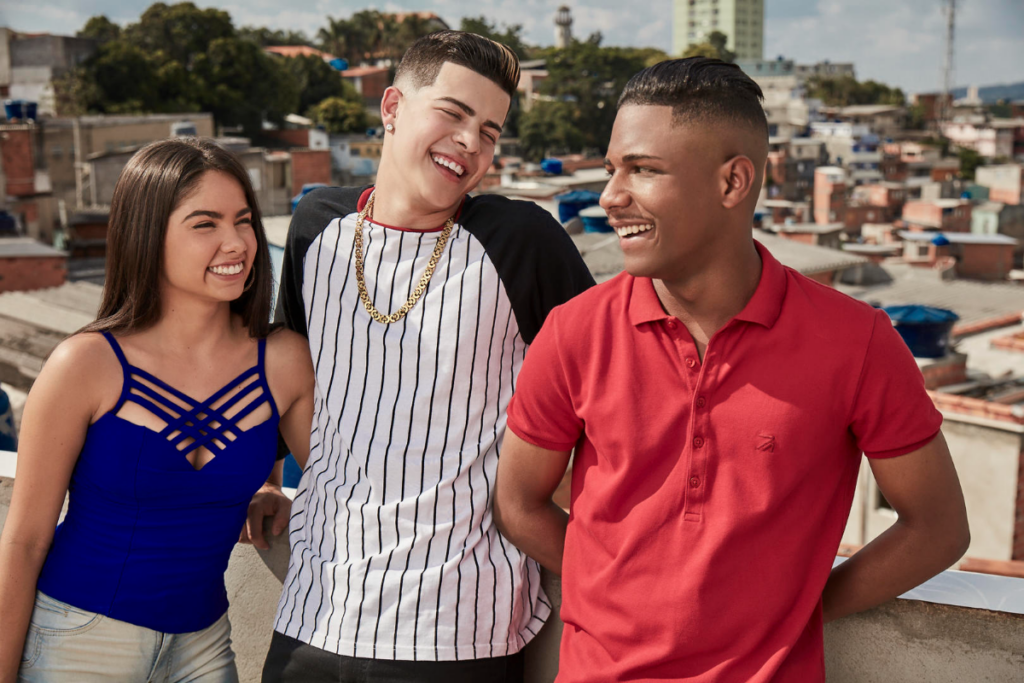 Dois homens e uma mulher olhando um para o outro e sorrindo