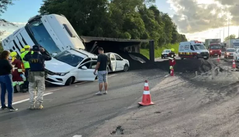 Caminhão tomba sobre carros na Freeway