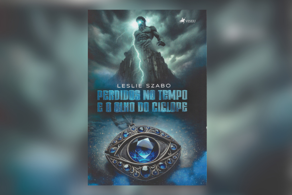 Capa do livro "Perdidos no Tempo e o Olho do Ciclope", com um céu tempestuoso, um gigante de pedra no topo de uma montanha e um olho azul místico na parte inferior