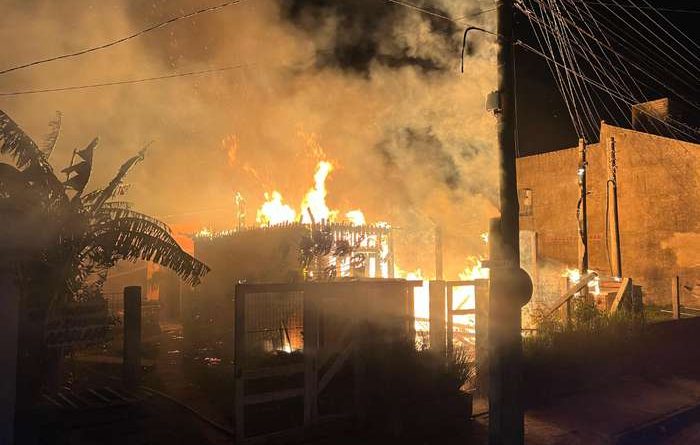 Incêndio destrói casa em Capão da Canoa