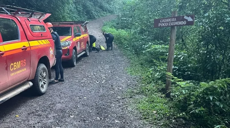 Mulher escorrega e morre afogada em cascata no Litoral Norte