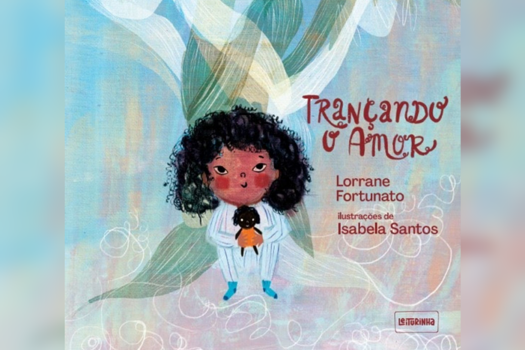 Capa do livro "Trançando o Amor", de Lorrane Fortunato, mostrando uma menina de cabelos cacheados segurando uma boneca no colo, envolvida em um fundo azul e verde