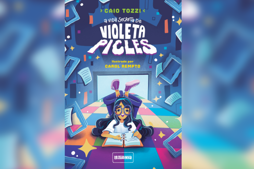 Capa do livro "A Vida Secreta de Violeta Picles", de Caio Tozzi, mostrando uma menina de óculos escrevendo deitada no chão em meio a folhas e livros flutuantes