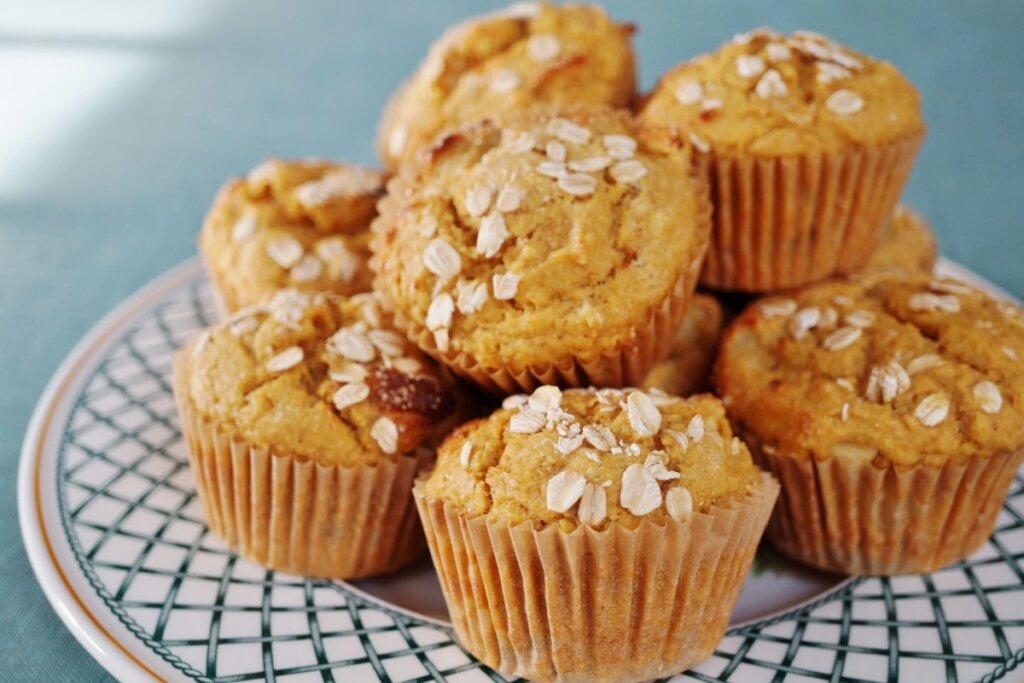 Muffin de aveia com nozes servido em prato de cerâmica estampado