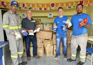 Na manhã dessa terça-feira, dia 15, a Viu Internet completou mais um mês do projeto Instalação Solidária. A empresa entregou mais de meia tonelada de mantimentos ao Banco de alimentos de Capão da Canoa. A equipe da Viu foi recebida pelo presidente da associação no município, Luiz Fernando Lindemeyer, na unidade do Rotary Clube. De lá, a Rede Banco de Alimentos vai organizar e distribuir as doações entre as entidades cadastradas que atendem famílias em situação de vulnerabilidade social. No projeto Instalação Solidária da Viu, o cliente da provedora ganha a isenção da taxa de instalação da internet mediante a entrega de dois quilos de alimentos não perecíveis. Os mantimentos são distribuídos todos os meses às entidades de assistência social dos municípios onde a Viu atua.
