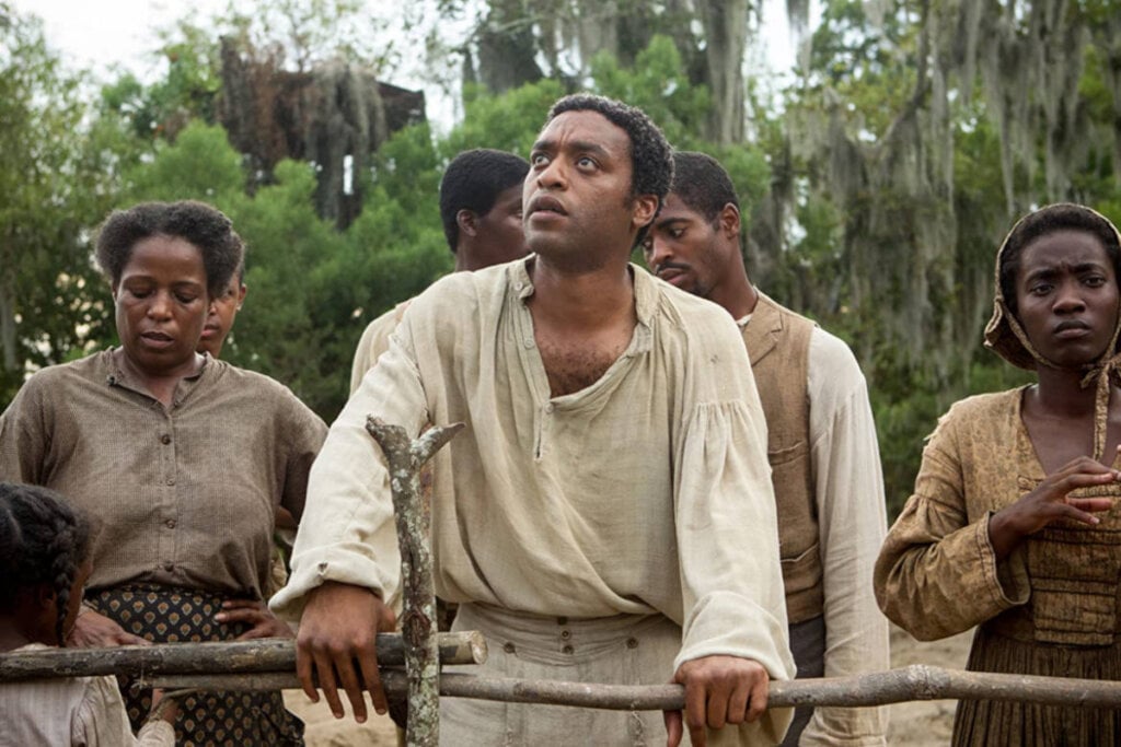 7 filmes essenciais sobre escravidão no Brasil e no mundo 34 cinco pessoas negras com roupas em tons de bege e marrom