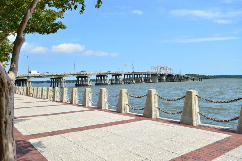 5 destinos deslumbrantes na Carolina do Sul 18 Calçadão ao lado do mar e ao fundo uma ponte